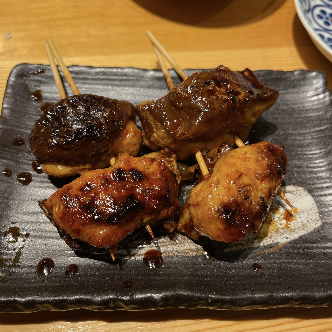 第八さつき丸 乾しいたけと自家製つくねの肉詰め串焼き