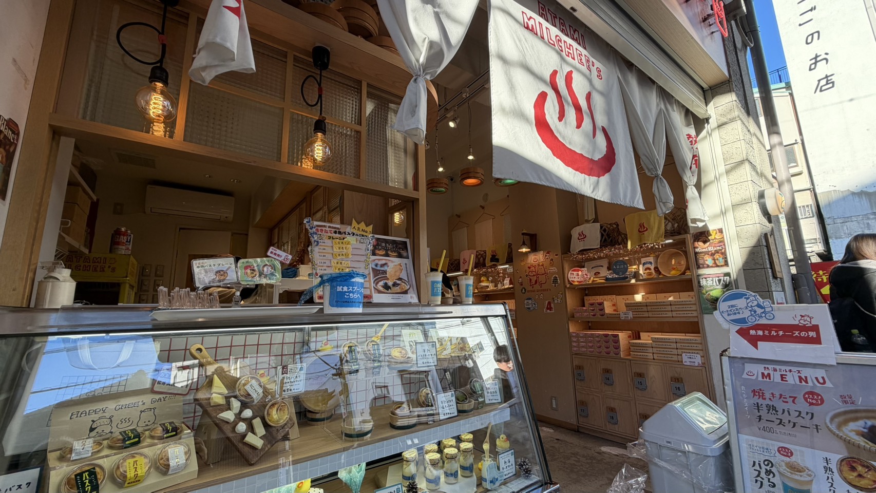 熱海 仲見世通り商店街 熱海ミルチーズ 焼き立て半熟バスクチーズケーキ